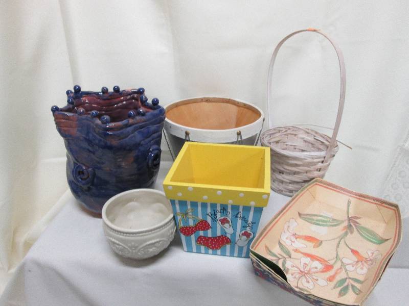 lot 78 image: Assorted baskets, bowls, pots...