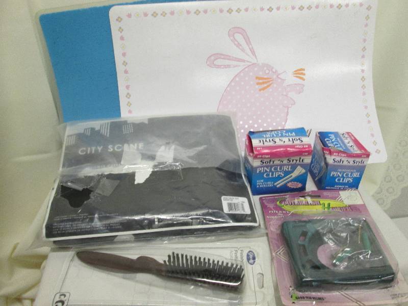 lot 101 image: Placemats, Blackwhite shower curta...