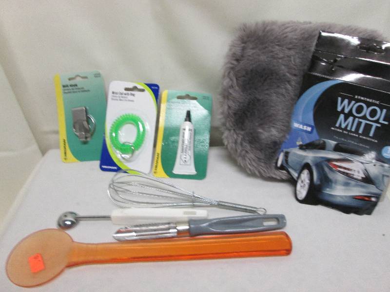 lot 103 image: Car washing mitt, belt hook, wrist ...