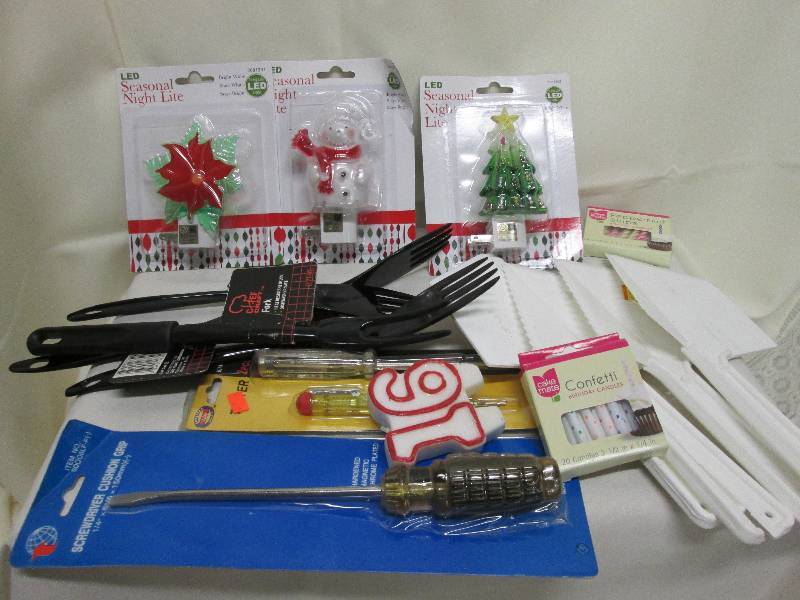lot 114 image: 3 Christmas LED night lights, 4 mel...