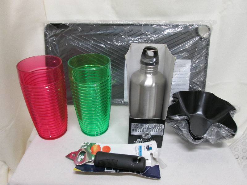lot 118 image: Two 24 oz plastic tumblers, Non-sti...