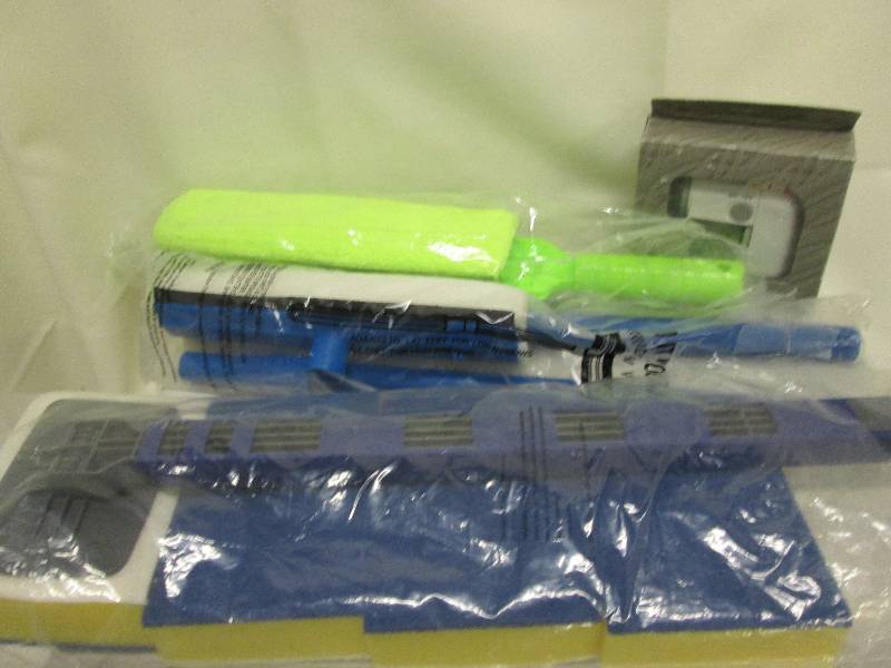 lot 171 image: Cleaning pack Lint remocer, duster...