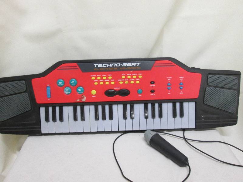 lot 177 image: Techno-Beat electronic keyboard wit...