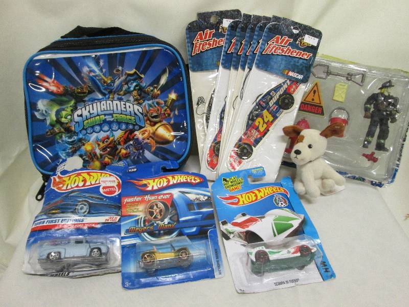 lot 184 image: Skylanders lunch bag, 6 pk Nascar a...