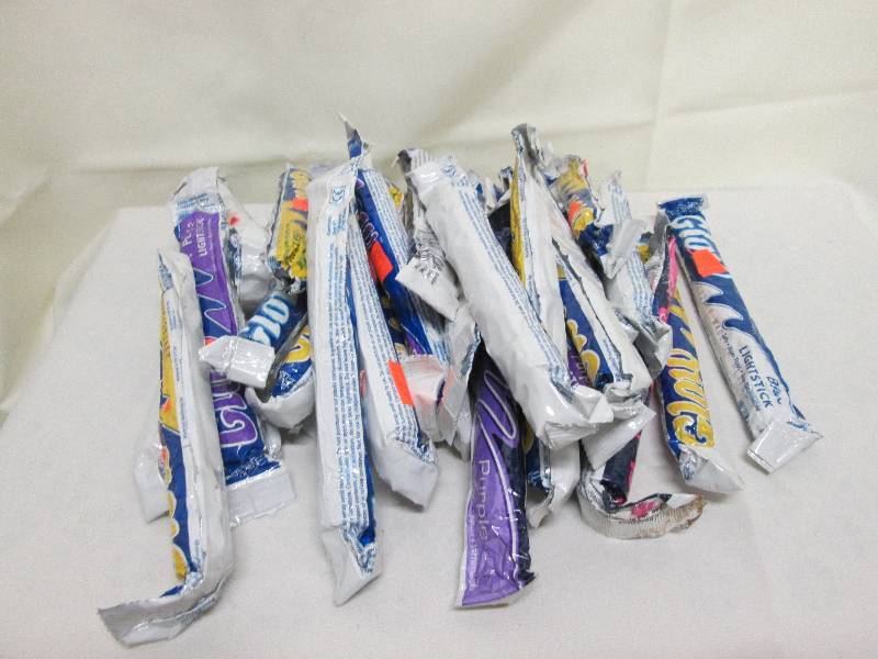 lot 186 image: Large lot glow sticks, assorted col...