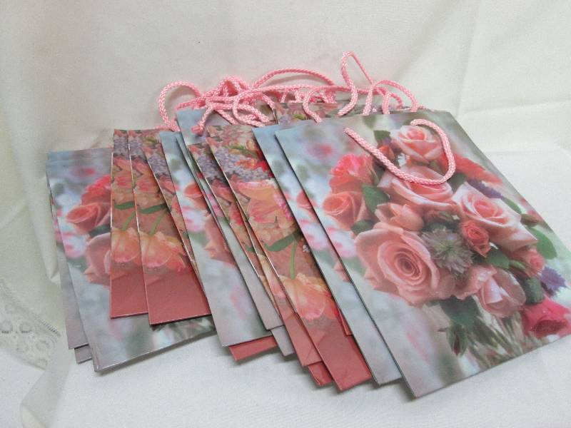 lot 189 image: Lot of 19 wedding gift bags, 9x7.5...