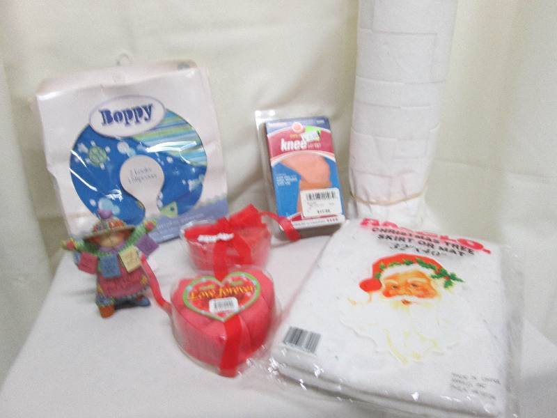 lot 198 image: Boppy slipcover, Cute gardening fig...