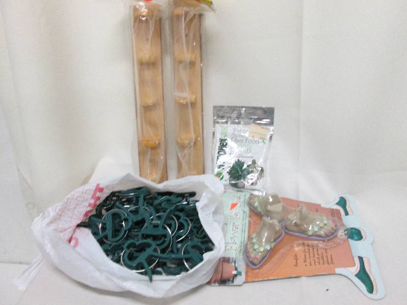 lot 258 image: 2 pk coat hangers, bag of plastic c...