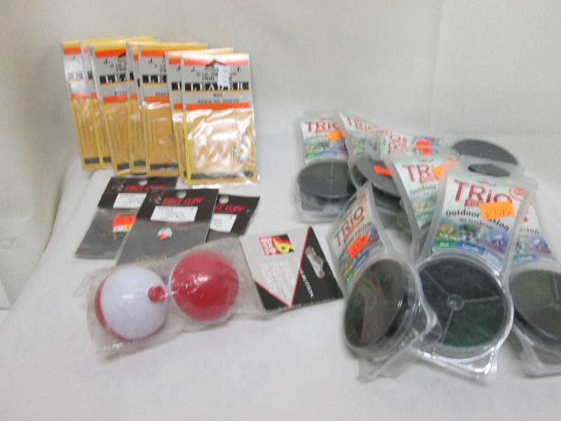 lot 275 image: 9 Fishing leader rigs, 3 pks fishho...