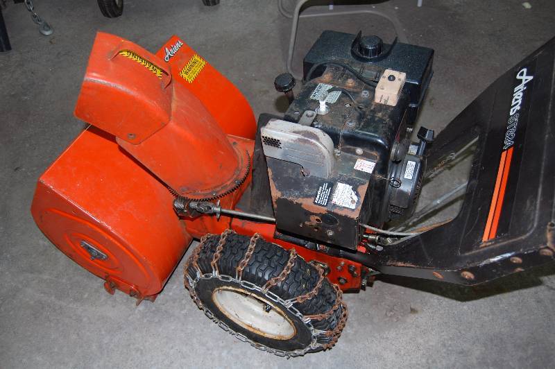 lot 6 image: Snow Blower