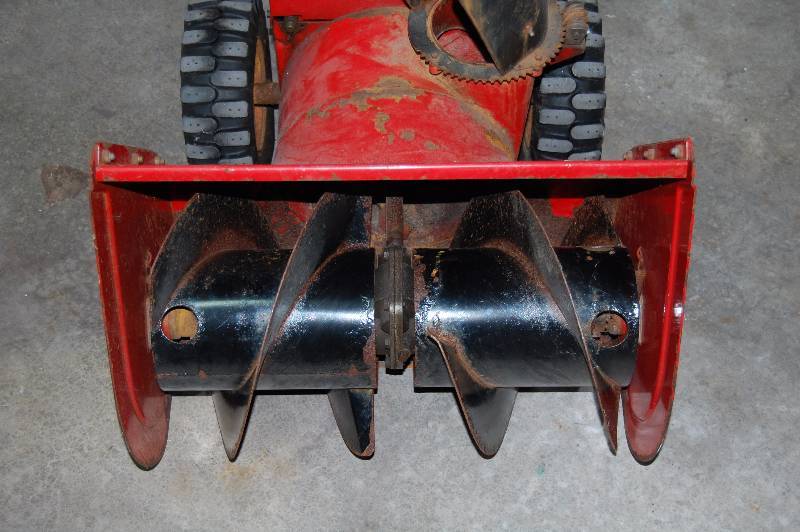 lot 7 image: Snow Blower