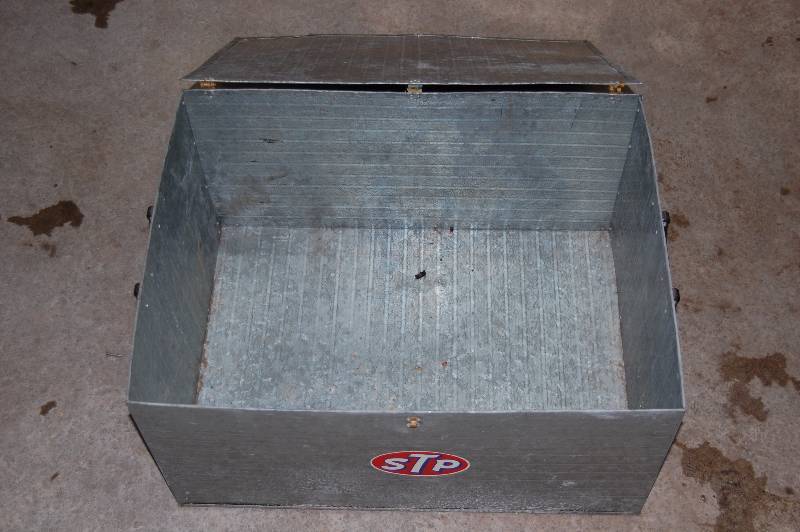 lot 36 image: Metal Box