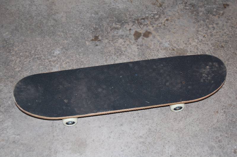 lot 64 image: Skate Board
