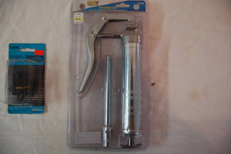 lot 105 image: Mini Grease Gun and Connector Dust Caps