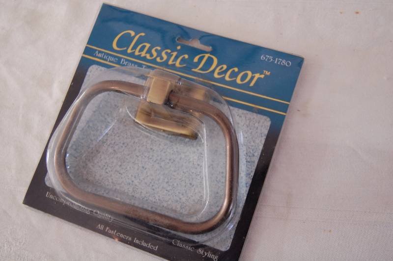 lot 120 image: Towel Ring