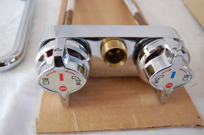 lot 173 image: Combination Washing MachineLaundry Tub  Faucet