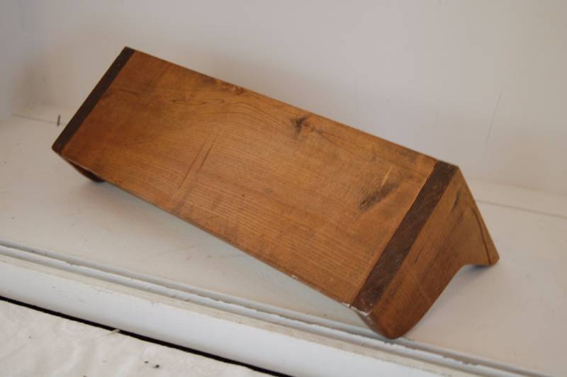 lot 174 image: Small Decorative Shelf