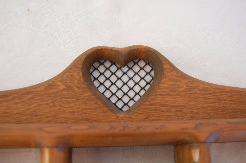 lot 175 image: Small Decorative Shelf