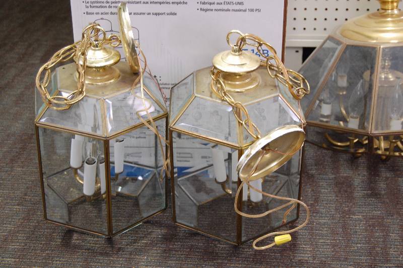 lot 255 image: Light Fixture
