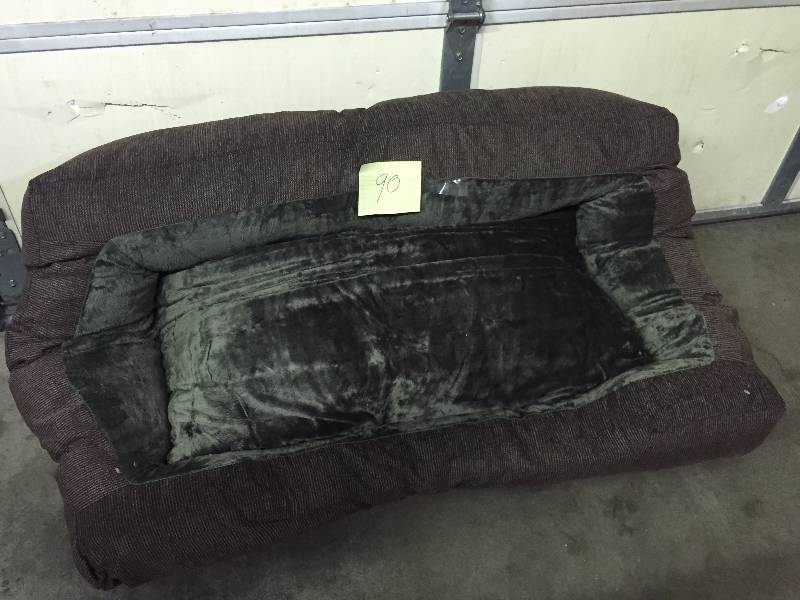 lot 90 image: Large Pet Bed