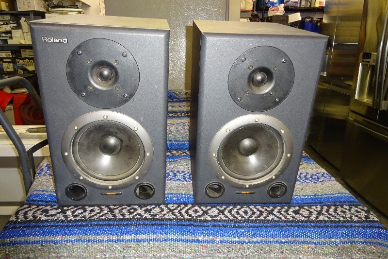 lot 3 image: Roland RSM 90 studio monitors