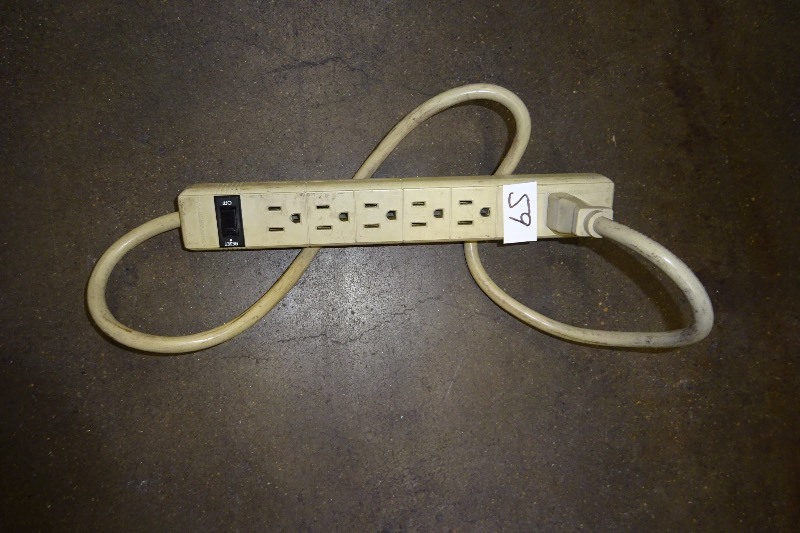 lot 59 image: Power supply 6 tap power strip