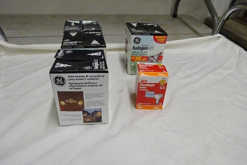 Lot of 4 outdoor and indoor halogen flood light bulbs