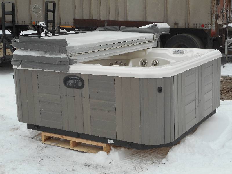 lot 4 image: HotSpring Deluxe Hot Tub