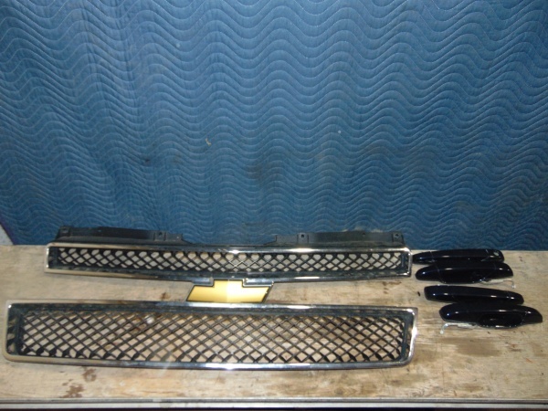2007 Chevy Tahoe Factory Grill and Door Handles