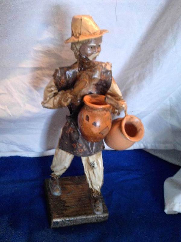 canvas man and jug figurene