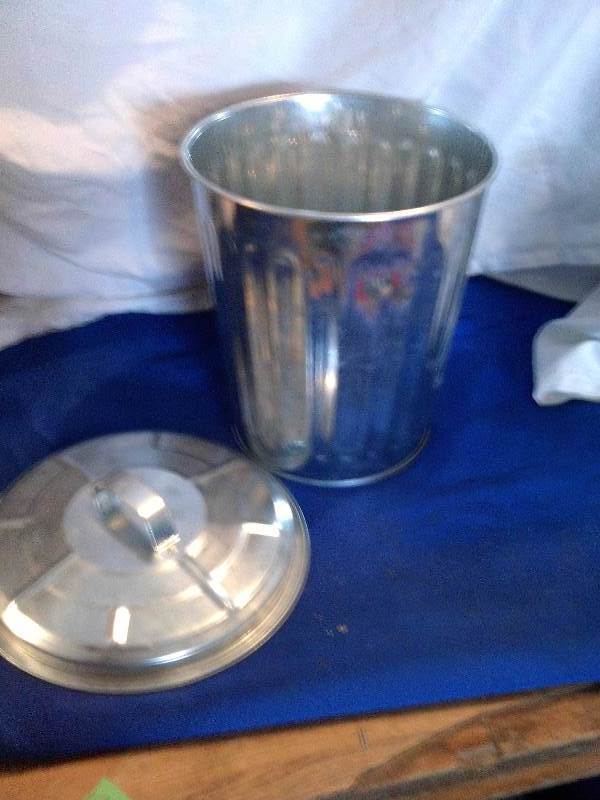 miniture tin garabe can