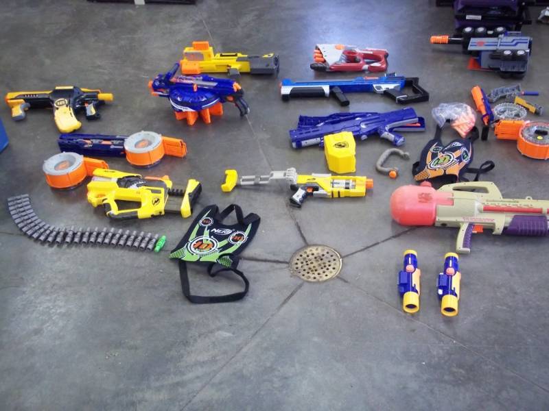 lot 4 image: Large Nerf Gun Collection with darts, Accessories and storage tub