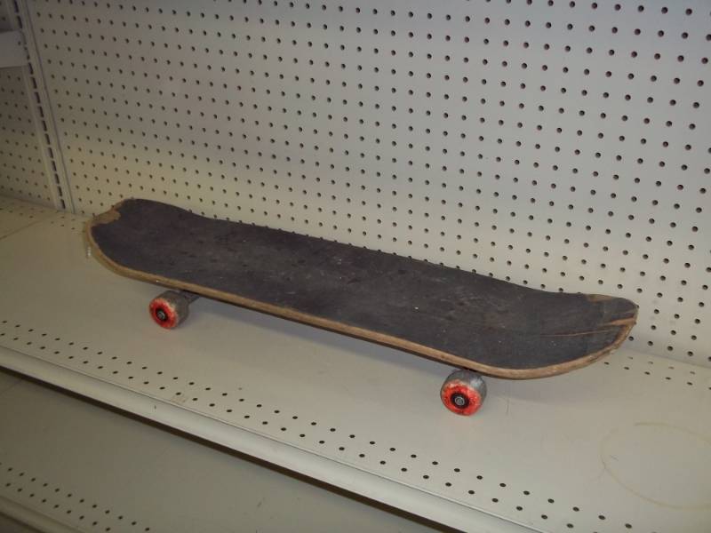 lot 10 image: Mongoose Skateboard