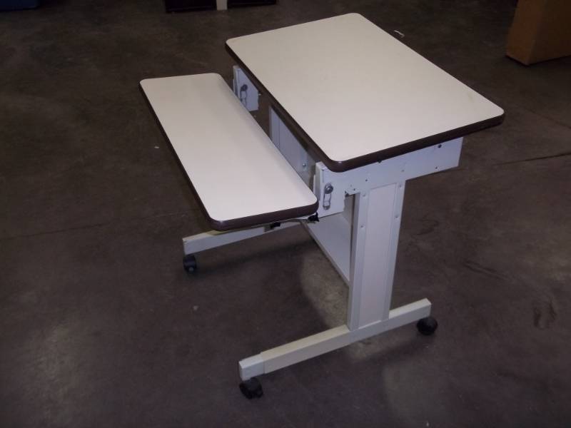 lot 29 image: Computer table