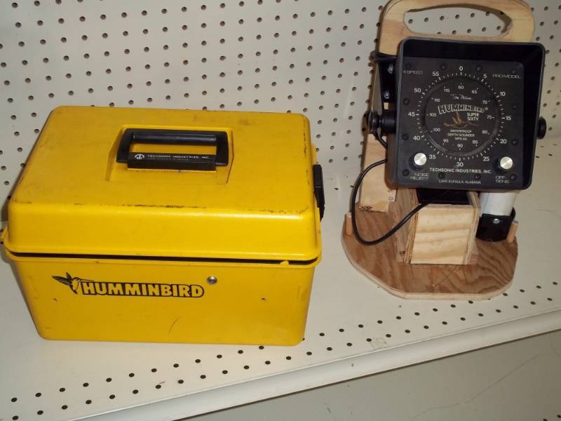 lot 32 image: Hummingbird Super Sixty with Case and 5 gallon pail stand, with battery, Charger, tested and works.