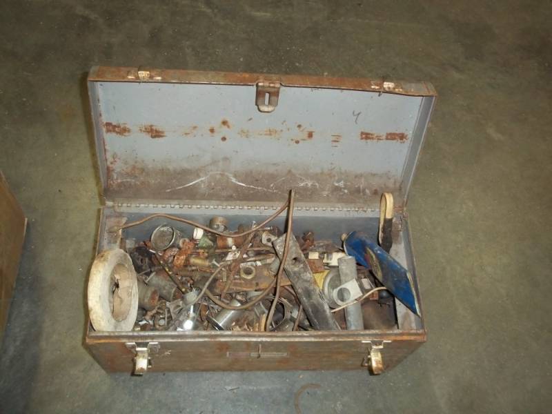 lot 60 image: Craftsman metal tool box with hardware