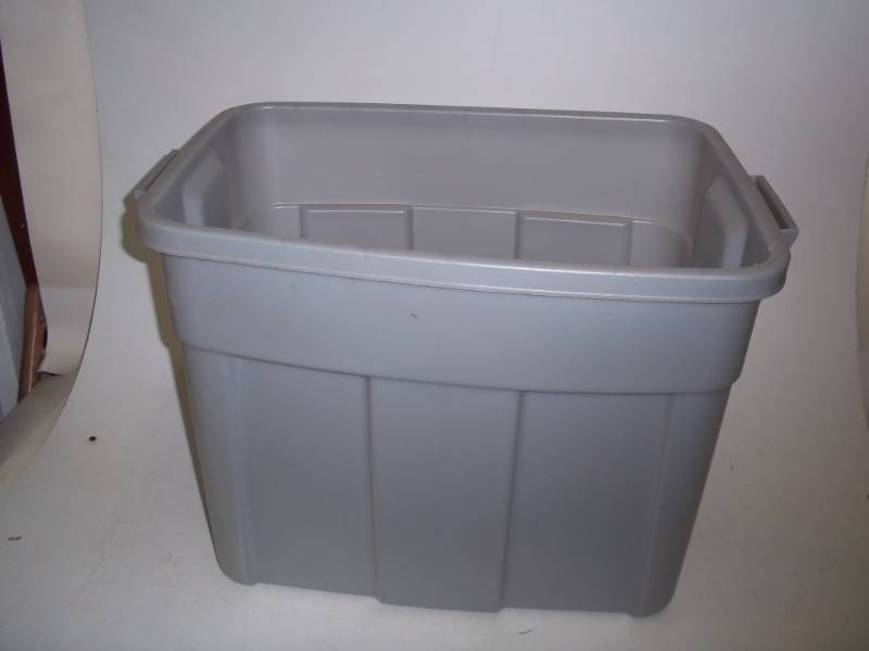 lot 70 image: Rubbermaid Storage Tub