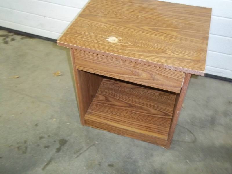 lot 116 image: End Table with drawer