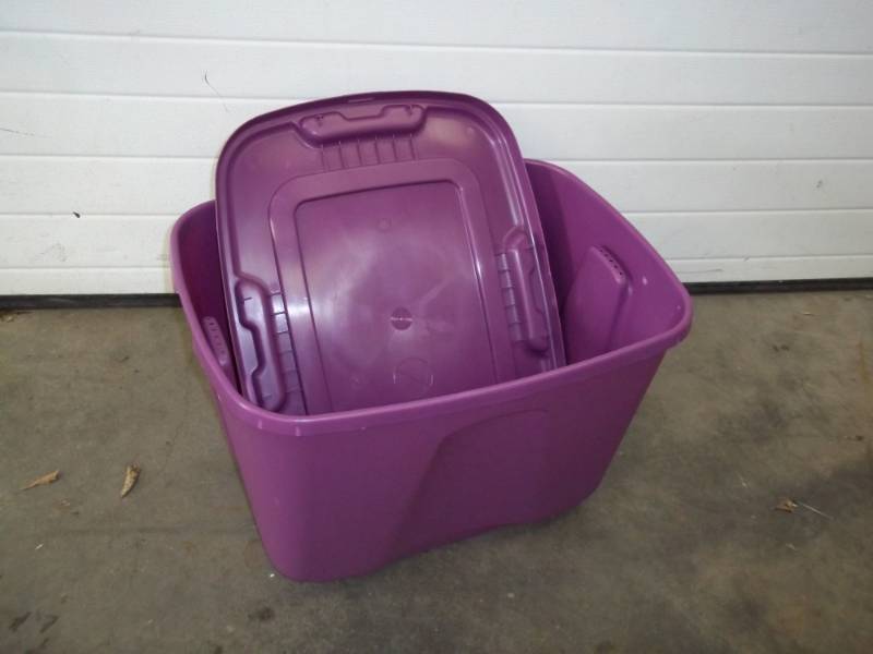 lot 130 image: 18 Gallon storage tub