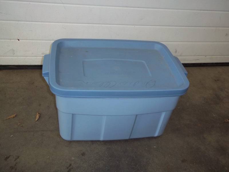 lot 131 image: 14 Gallon storage tub