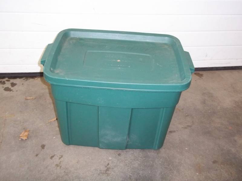 lot 132 image: 18 Gallon storage tub