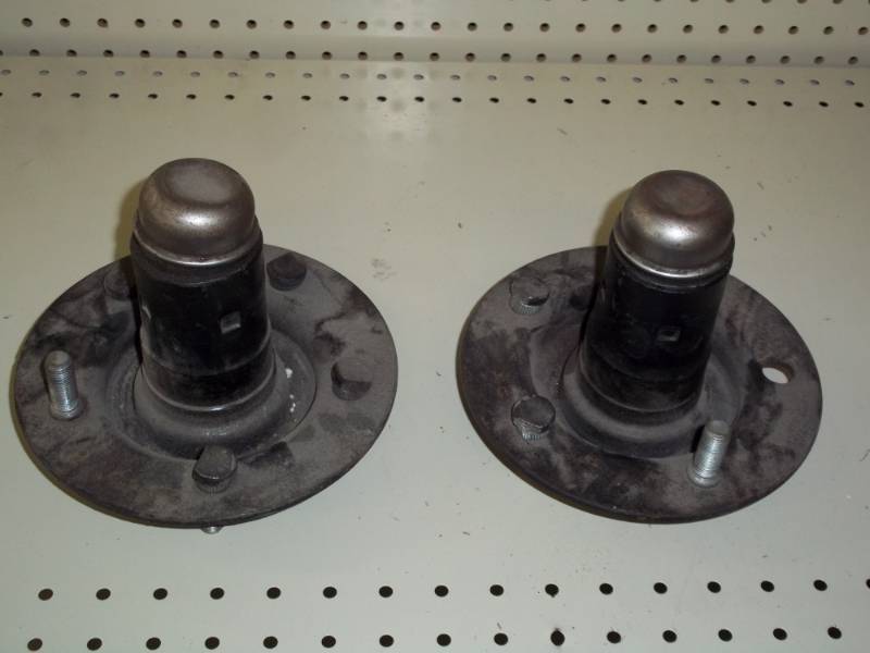 lot 137 image: Pair of trailer hubs