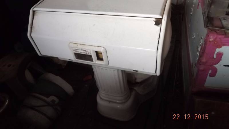 Antique porceilin  Belvadere Food Scale