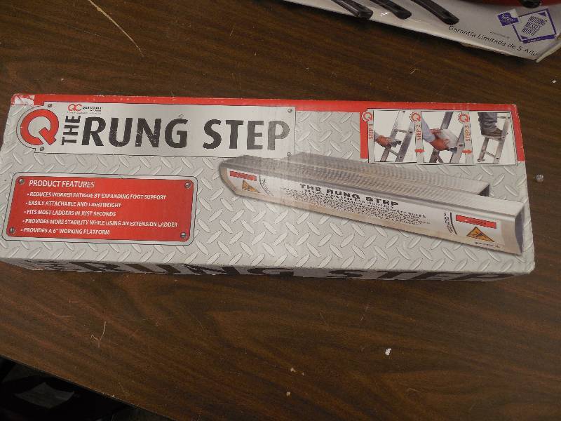 lot 7 image: Qual Craft  Ladder Rung Step