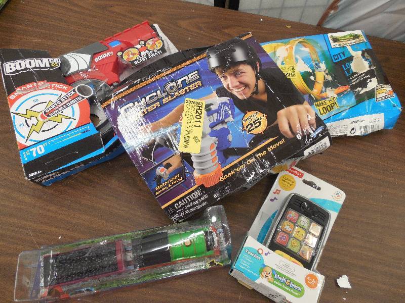 lot 24 image: Lot of Toys