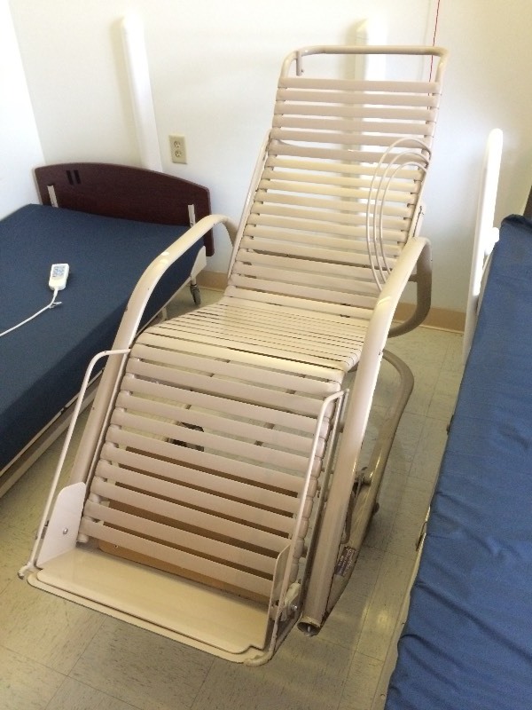 Rolling hospital chair