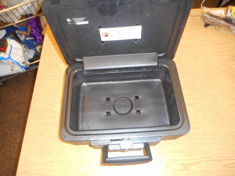 HEAVY DUTY SENTRY SAFE
