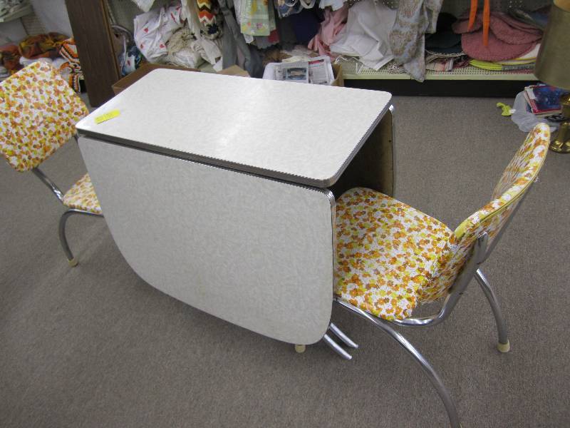 Vintage table with 2 flowered chair...