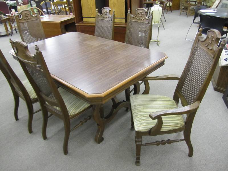 Table with 6 chairs, 65 x 41...