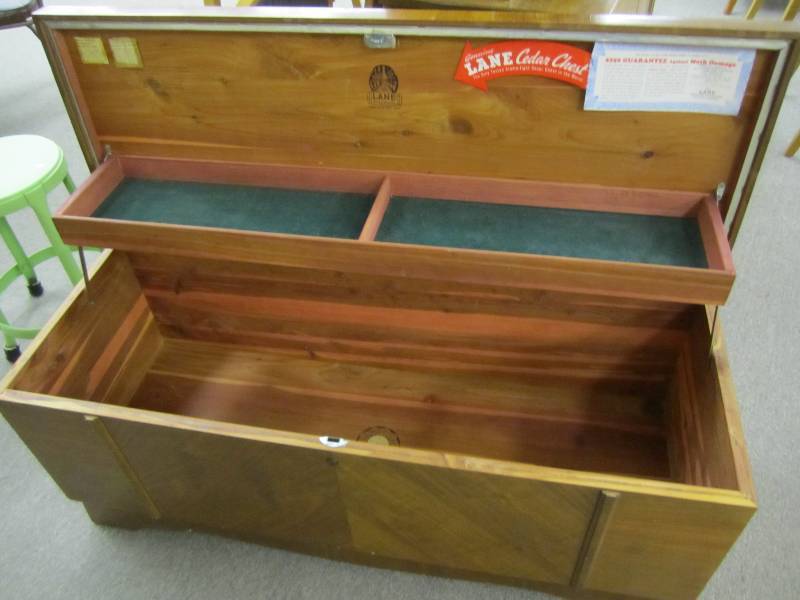 Genuine Lane cedar chest in good co...